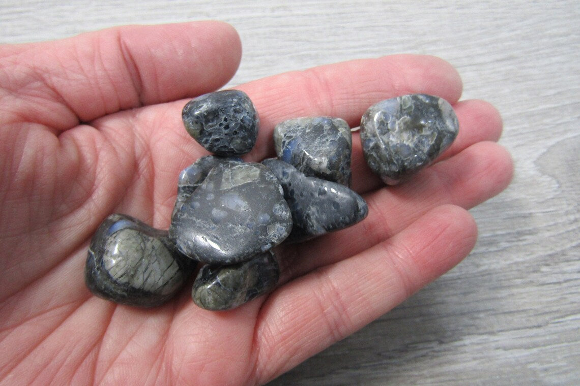 Que Sera tumbled stone