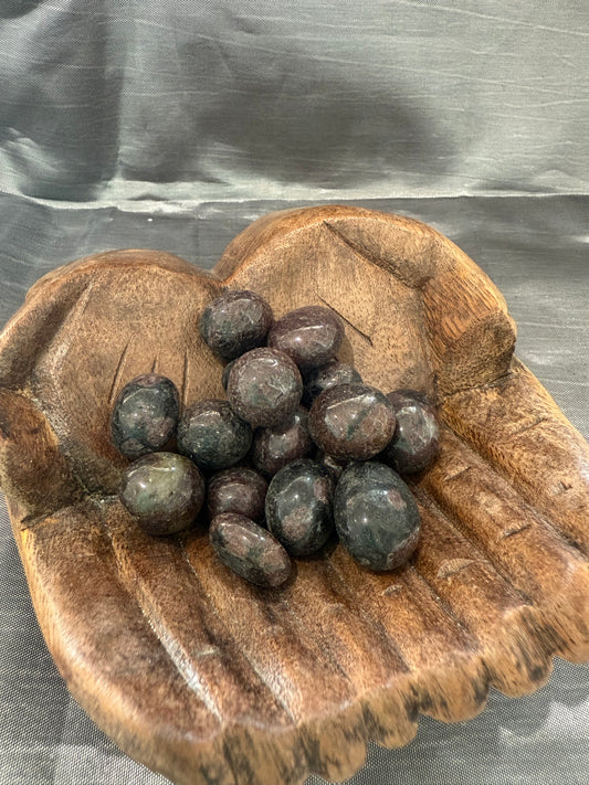 Garnet tumbled stone
